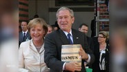 Alte Aufnahme von Bush und Merkel. © Screenshot 