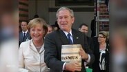 Alte Aufnahme von Bush und Merkel. © Screenshot 