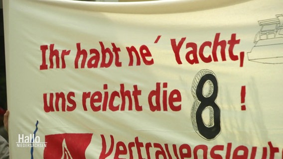 Ihr habt ne Yacht, uns reicht die 8! Steht auf einem Banner. © Screenshot 