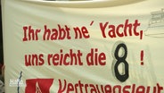 Ihr habt ne Yacht, uns reicht die 8! Steht auf einem Banner. © Screenshot 