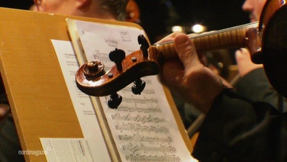 Eine Geige wird gespielt. © Screenshot 