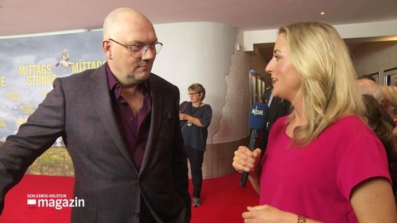 Schauspieler Charlie Hübner im Interview auf dem roten Teppich. © Screenshot 