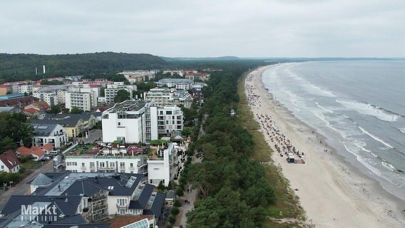 Blick auf Häuser in der Nähe eines Ostseestrandes. © Screenshot 