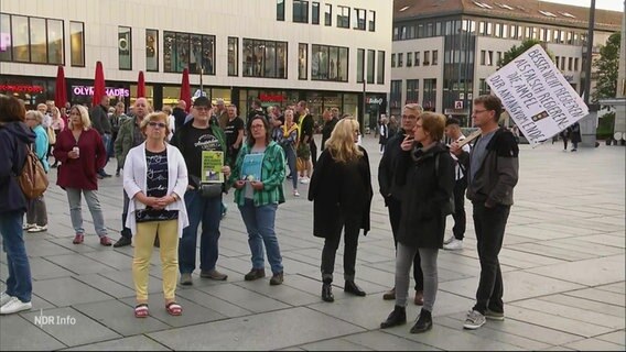 Protestierende Menschen. © Screenshot 