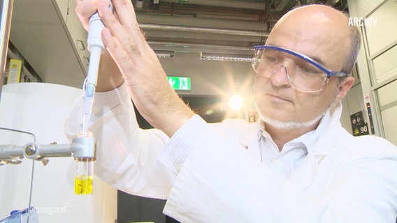 Chemiker Dirk Hollmann im Labor. © Screenshot 