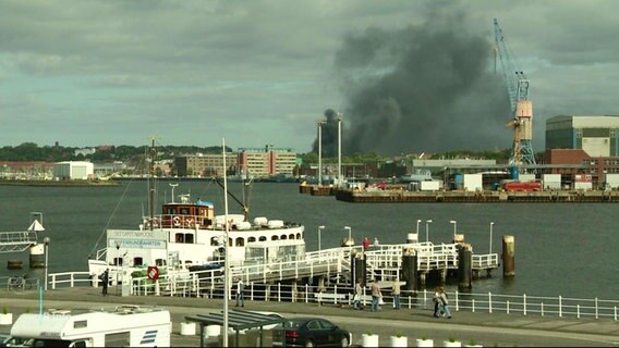 Große dunkle Rauchwolke über Kiel. © Screenshot 