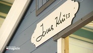 Ein Schild mit der Aufschrift: "James Krüss" © Screenshot 