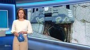 Romy Hiller moderiert  NDR Info. © Screenshot 