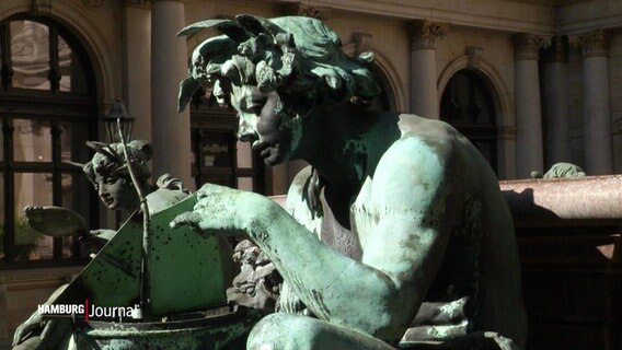 Figur auf dem Brunnen des Rathauses. © Screenshot 