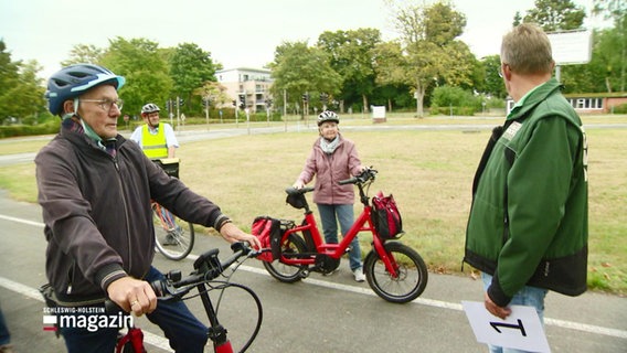 E-Bikes auf einem Übungsgelände. © Screenshot 