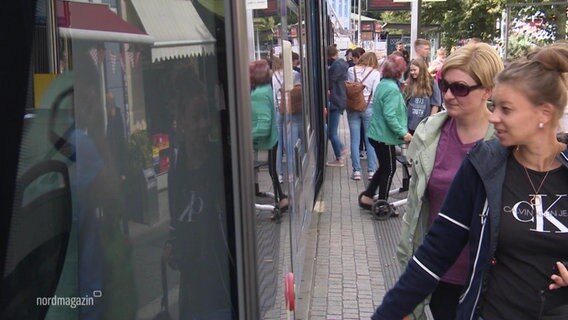 Menschen steigen in die Straßenbahn ein. © Screenshot 