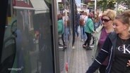 Menschen steigen in die Straßenbahn ein. © Screenshot 