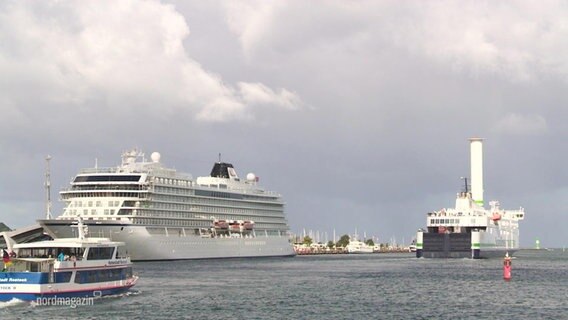 Ein Kreuzfahrtschiff läuft ein. © Screenshot 