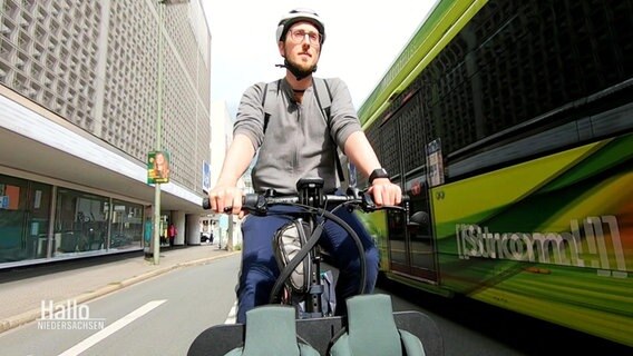 Ein Mann mit einem Lasterrad im Straßenverkehr. © Screenshot 