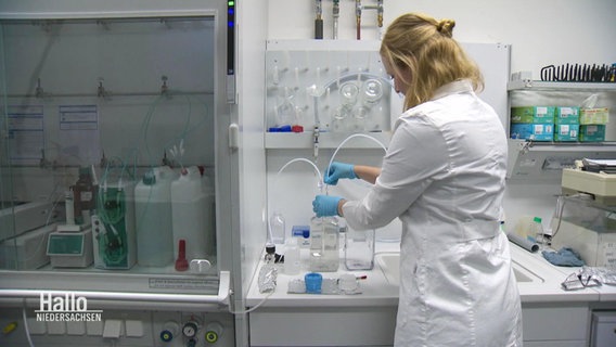 Eine Frau arbeitet in einem Labor. © Screenshot 