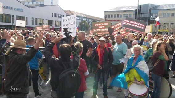 Demonstrierende auf einem Platz in Neubrandenburg. © Screenshot 