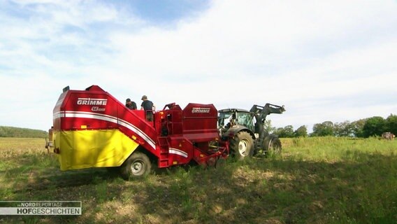 Ein Kartoffelroder fährt auf einem Feld. © Screenshot 