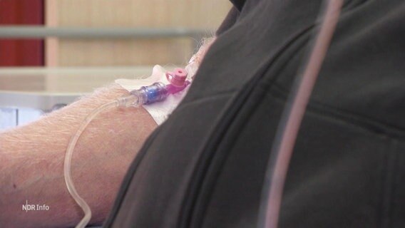 Ein Patient hängt an einem Schlauch für eine Immuntherapie. © Screenshot 