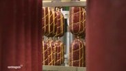 Geflügelwurst in einem Räucherschrank. © Screenshot 