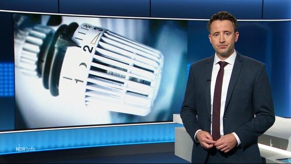Jan Starkebaum moderiert NDR info 21:45. © Screenshot 