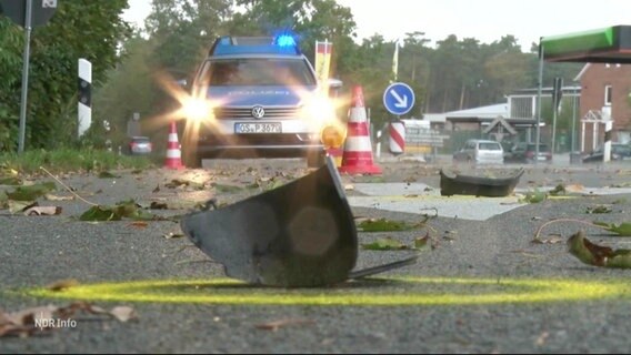 Teile eines Autos auf der Straße. © Screenshot 