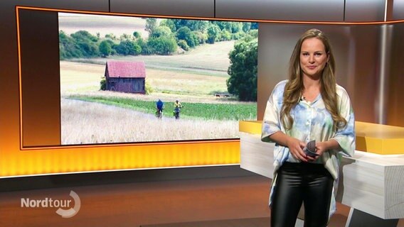 Moderatorin Tina Hermes im Studio © Screenshot 