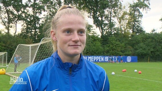 Die Kapitänin des SV Meppen Sarah Schulte im interview auf dem Sportplatz © Screenshot 