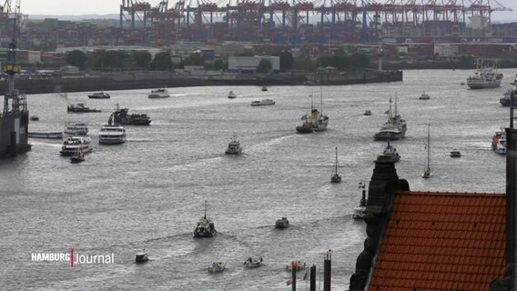 Die Auslaufparade, im Hintergrund der Hafen. © Screenshot 