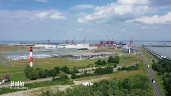 Luftaufnahme über das Gebiet vom Jade-Weser-Port mit den Krähnen und Containern in der Ferne. © Screenshot 