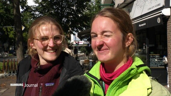 Zwei junge Frauen bei der Straßenumfrage zum Thema "Heizen". © Screenshot 