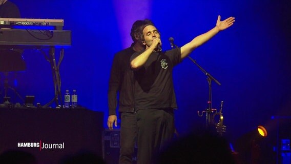 Bosse auf der Bühne in der Barclays Arena. © Screenshot 