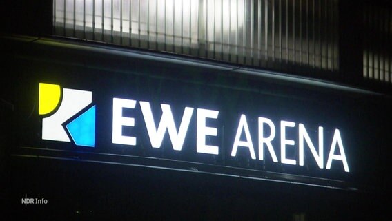 Ein leuchtendes Reklameschild der EWE Arena in Oldenburg © Screenshot 