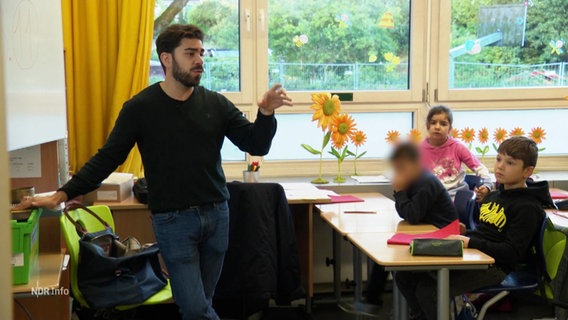 Lehrer Can Yörenc beim unterrichten einer Grundschulklasse © Screenshot 