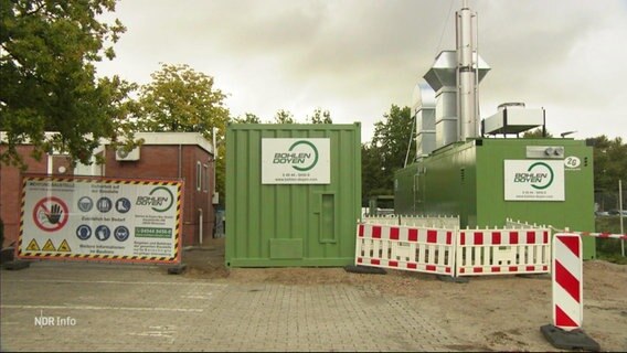 Auf einem Betriebsgelände einer Industriefirma stehen zwei grüne Container. © Screenshot 
