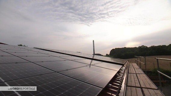 Photovoltaik-Anlagen auf einem Hausdach © Screenshot 