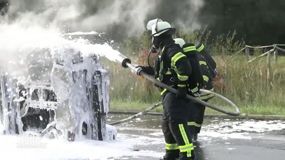 Löscharbeiten an einem abgebrannten PKW © Screenshot 