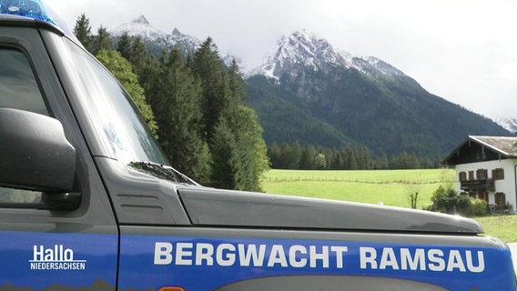 Ein Auto der Bergwacht Ramsau steht in einem Bergtal © Screenshot 