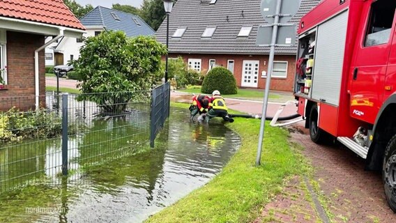 Wasser wird aus einem überschwemmten Graben gepumpt © Screenshot 