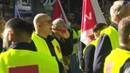 Busfahrer mit gelben Westen demonstrieren für mehr Gehalt. © Screenshot 