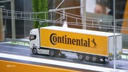 Ein LKW im Modelformat mit der Aufschrift "Continental". © Screenshot 