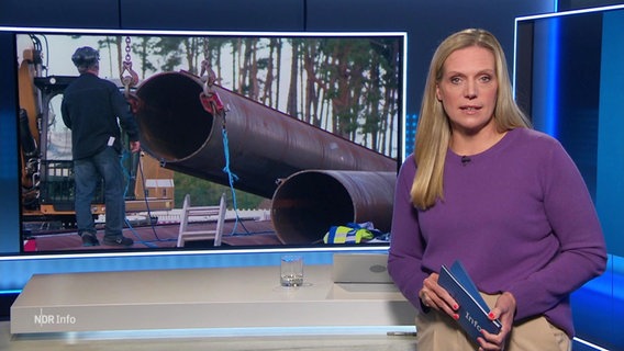 Juliane Möcklinghoff moderiert NDR Info. © Screenshot 