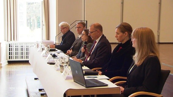Wissenschaftler der Uni Osnabrück bei der Vorstellung des Zwischenberichts zu Pflichtverletzungen im Bistum Osnabrück. © Screenshot 