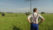 Der Milchbauer Frank Jager steht auf einer Weide © Screenshot 