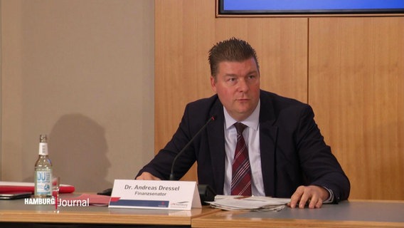 Finanzminister Dressel bei einer Pressekonferenz. © Screenshot 