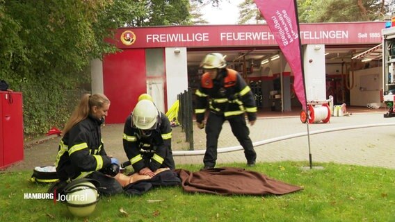 Moderatorin Nicole Steins von NDR 90,3 im Einsatz bei der Feuerwehr in Stellingen. © Screenshot 