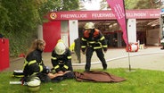 Moderatorin Nicole Steins von NDR 90,3 im Einsatz bei der Feuerwehr in Stellingen. © Screenshot 