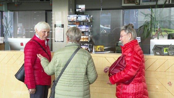 Drei Frauen checken in ein Hotel ein © Screenshot 