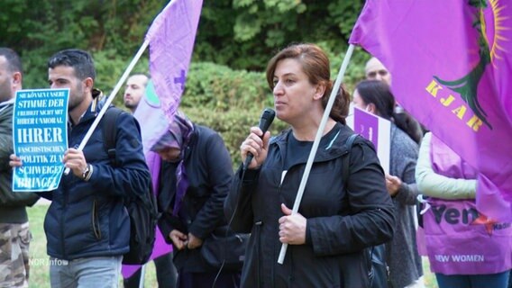 Demonstrierende vor dem iranischem Generalkonsulat in Hamburg © Screenshot 