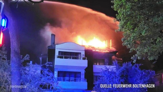 Löscharbeiten an einem Wohnhaus in Boltenhagen © Screenshot 