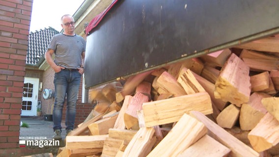 Brennholz wird bei einem Kunden angeliefert. © Screenshot 